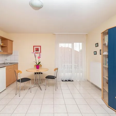 Apartman Lena *